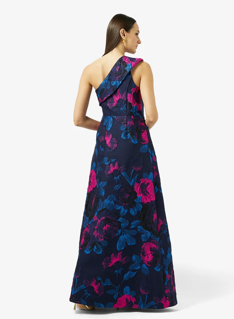 ادريانا بابيل فستان بكتف واحد وفتحة جانبية